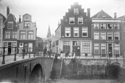 67754 Gezicht op de voorgevels van de huizen Oudegracht Tolsteegzijde 155-149 te Utrecht met tussen de nrs. 153 en 151 ...
